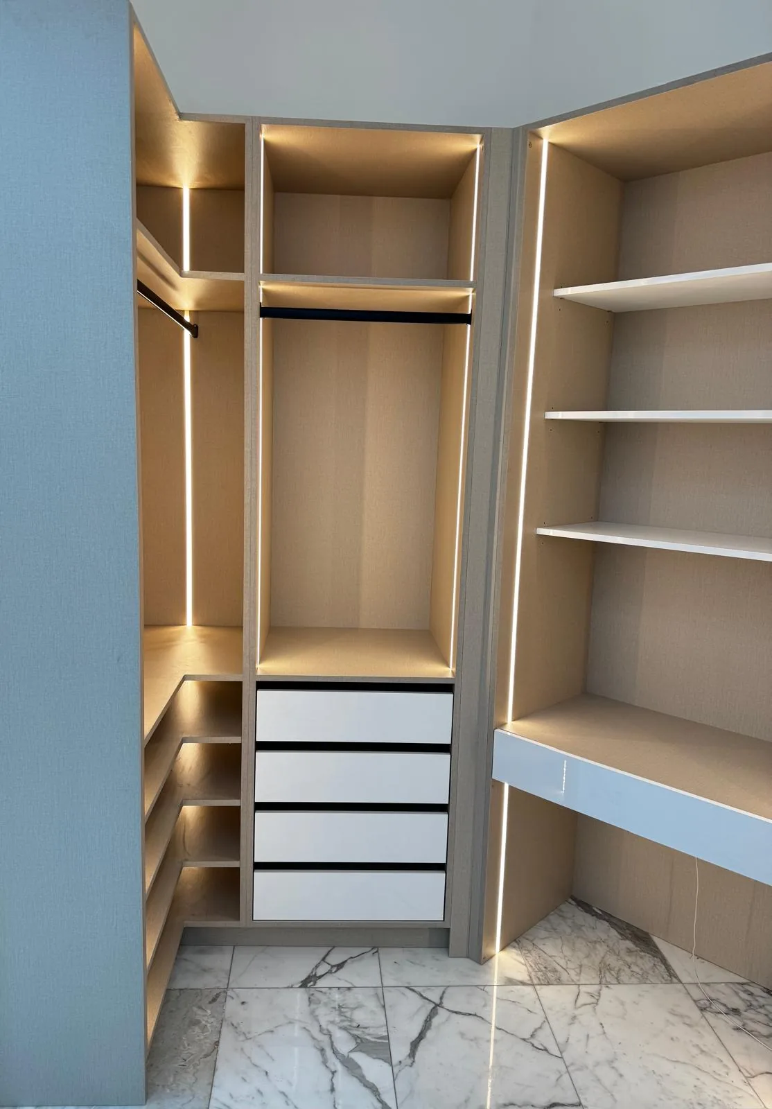 Walk-in closet drawers and LED shelves by Decoart